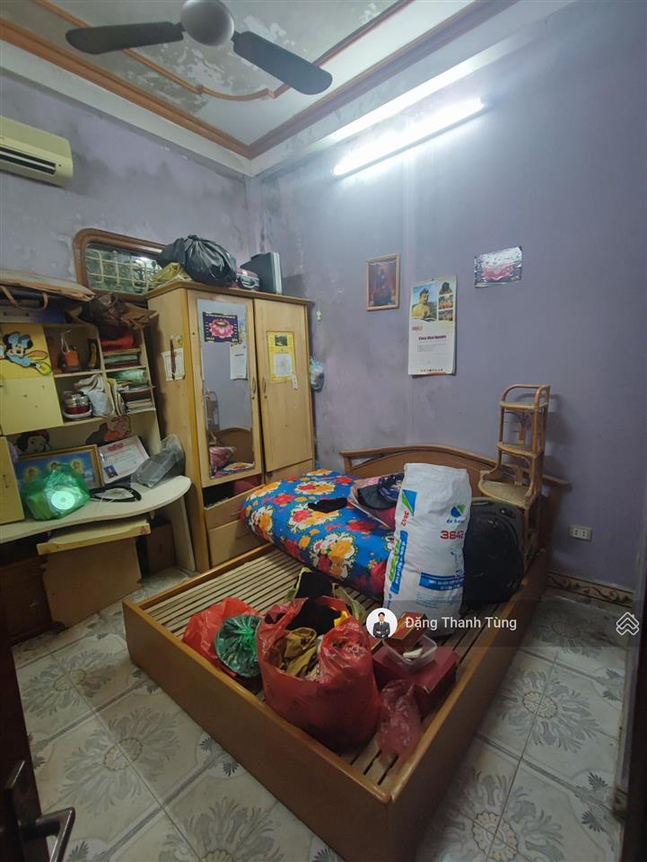 Bán nhà riêng mặt hồ hoàng cầu  kinh doanh  oto vào nhà chỉ cách đường sát trên cao 300m gần phố.