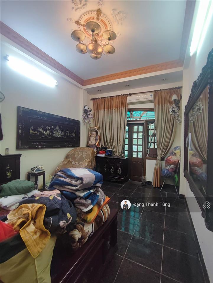 Bán nhà riêng mặt hồ hoàng cầu  kinh doanh  oto vào nhà chỉ cách đường sát trên cao 300m gần phố.