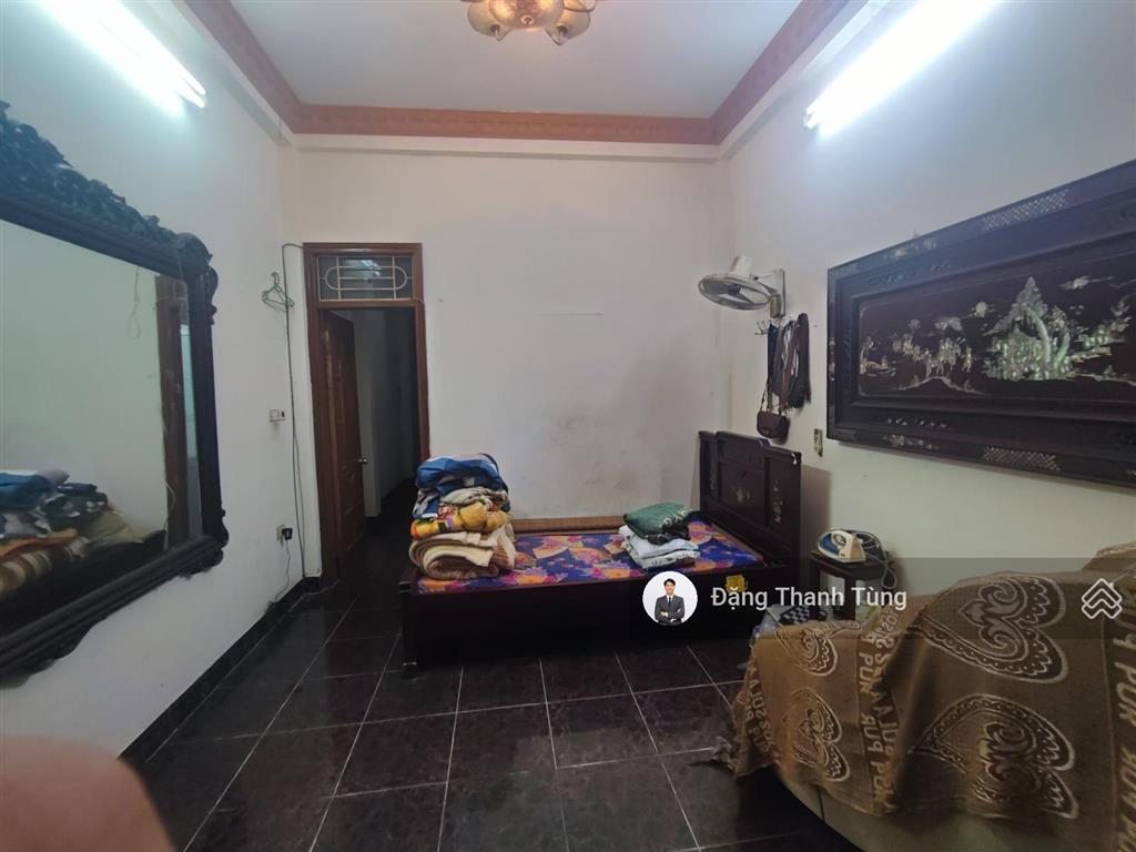 Bán nhà riêng mặt hồ hoàng cầu  kinh doanh  oto vào nhà chỉ cách đường sát trên cao 300m gần phố.