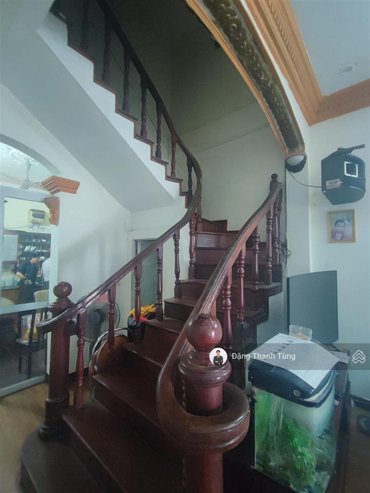 Bán nhà riêng mặt hồ hoàng cầu  kinh doanh  oto vào nhà chỉ cách đường sát trên cao 300m gần phố.