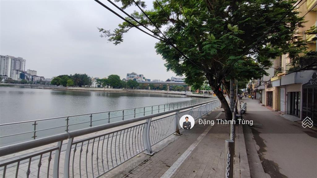 Bán nhà riêng mặt hồ hoàng cầu  kinh doanh  oto vào nhà chỉ cách đường sát trên cao 300m gần phố.
