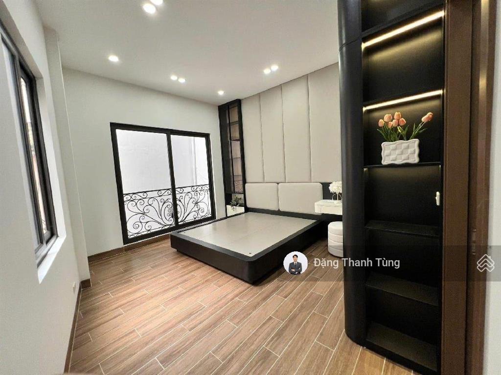 Bán nhà riêng thang máy lò đúc. dt 40m2  mt 3.5m x5 tầng, 3 ngủ. lô góc ngõ nông thẳng tắp ra phố.
