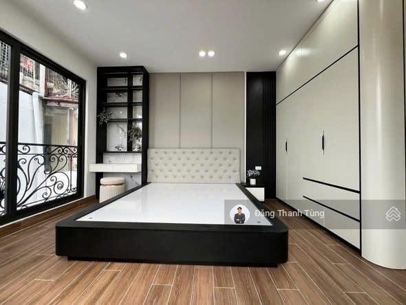 Bán nhà riêng thang máy lò đúc. dt 40m2  mt 3.5m x5 tầng, 3 ngủ. lô góc ngõ nông thẳng tắp ra phố.