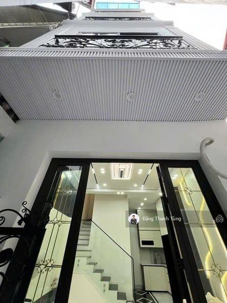 Bán nhà riêng thang máy lò đúc. dt 40m2  mt 3.5m x5 tầng, 3 ngủ. lô góc ngõ nông thẳng tắp ra phố.