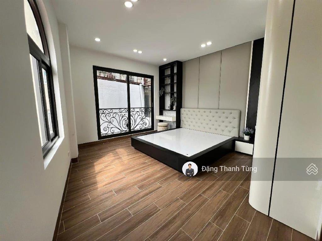 Bán nhà riêng thang máy lò đúc. dt 40m2  mt 3.5m x5 tầng, 3 ngủ. lô góc ngõ nông thẳng tắp ra phố.