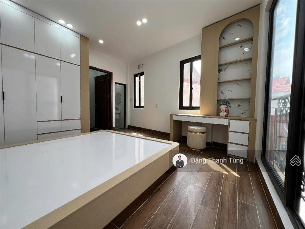 Bán nhà riêng thang máy lò đúc. dt 40m2  mt 3.5m x5 tầng, 3 ngủ. lô góc ngõ nông thẳng tắp ra phố.