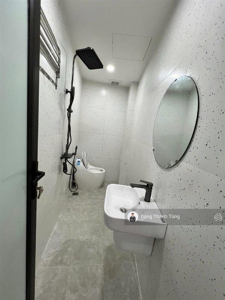 Bán nhà riêng thang máy lò đúc. dt 40m2  mt 3.5m x5 tầng, 3 ngủ. lô góc ngõ nông thẳng tắp ra phố.