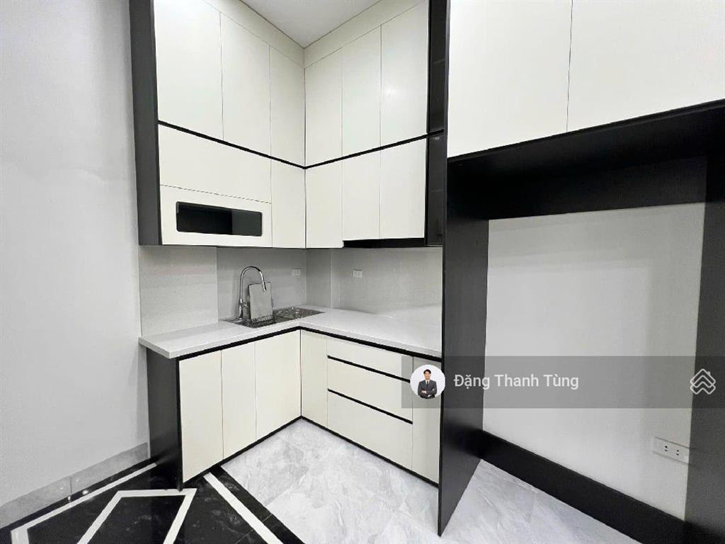 Bán nhà riêng thang máy lò đúc. dt 40m2  mt 3.5m x5 tầng, 3 ngủ. lô góc ngõ nông thẳng tắp ra phố.