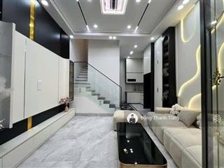 Bán nhà riêng thang máy lò đúc. dt 40m2  mt 3.5m x5 tầng, 3 ngủ. lô góc ngõ nông thẳng tắp ra phố.