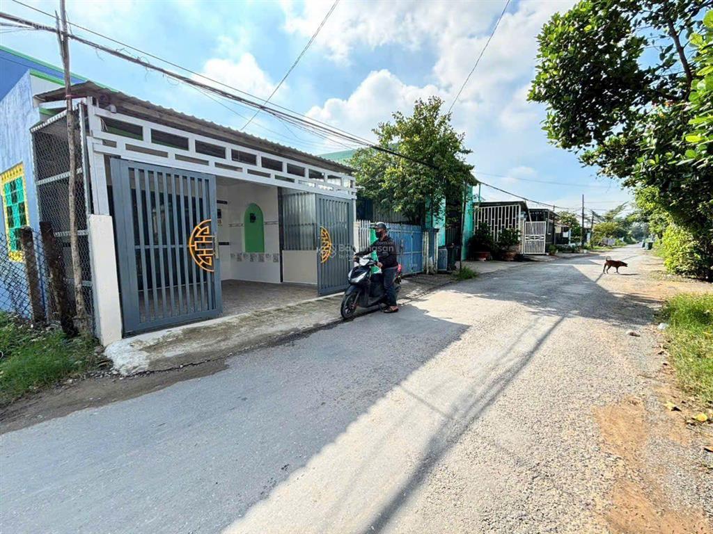 Bán nhà mới ấp 1 nhựt chánh, 2,2 tỷ 104m2, mặt tiền nhựa đang mở rộng