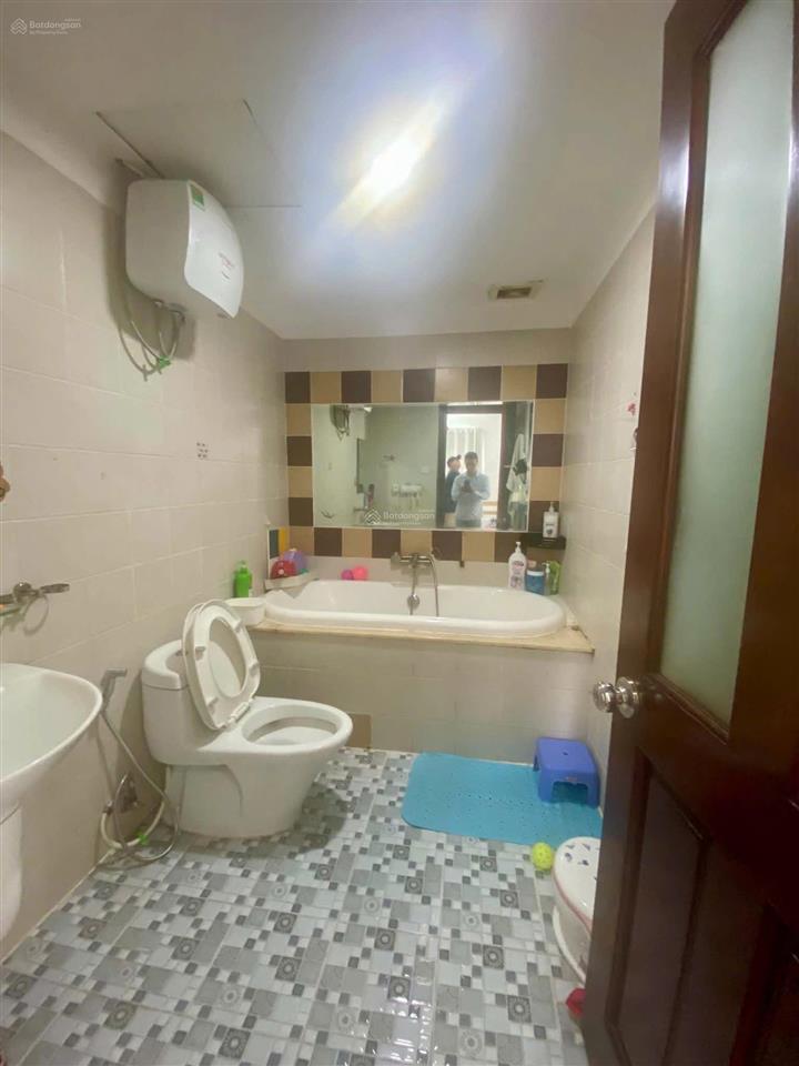 Nhà 4 tầng đường nhất chi mai  p13  tân bình, có 4pn+ 5wc, ra nhà ga t3 chỉ 3 phút, giá 11,3 tỷ