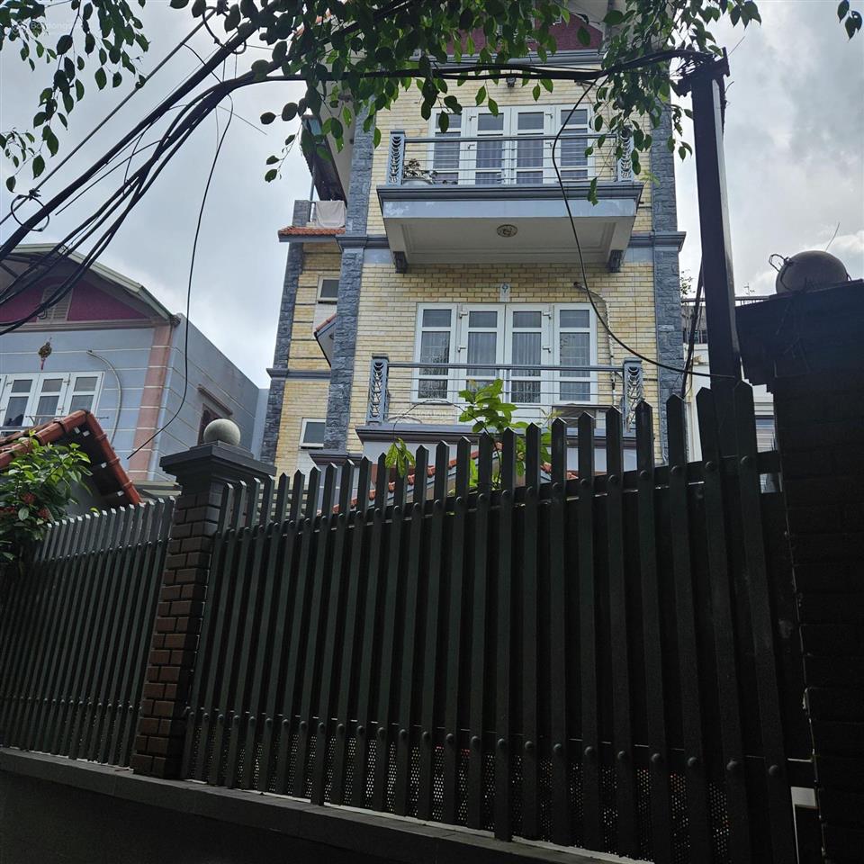 Hàng hot! nhà lạc long quân, ngõ thông, ô tô tải cách nhà 70m, nhà dân xây 60m2 x 3t