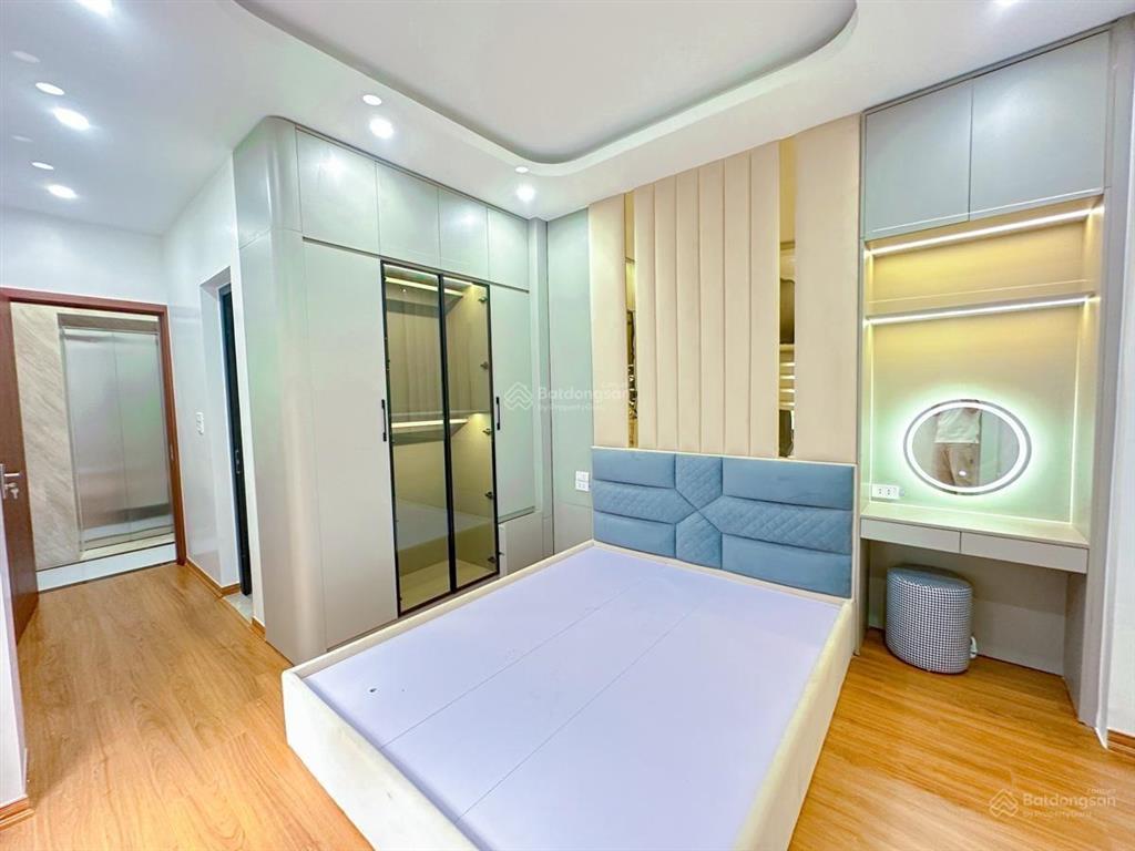 Đội cấn, nhà đẹp, ngõ ba gác, cách phố 50m, thang máy, có sân để xe, full nội thất, 35m2 x 6t