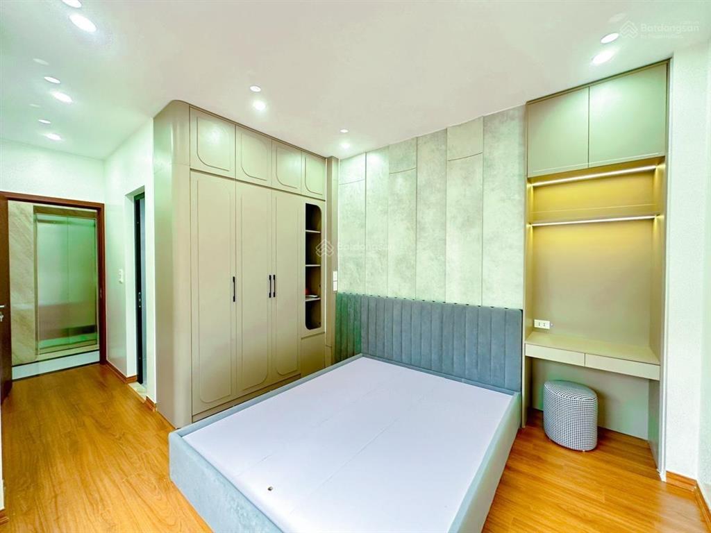 Đội cấn, nhà đẹp, ngõ ba gác, cách phố 50m, thang máy, có sân để xe, full nội thất, 35m2 x 6t