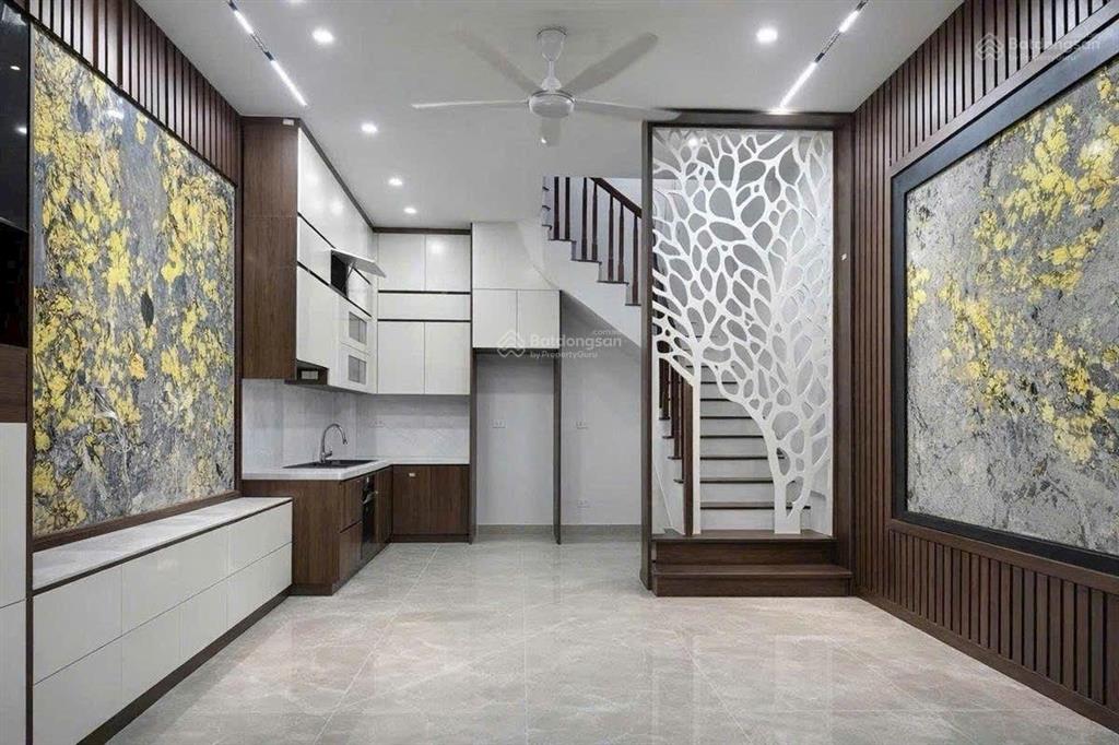 Nhà mới lạc long quân, ngõ thông , oto cách nhà 100m , full nội thất 30mx5t , xách vali về ở ngay
