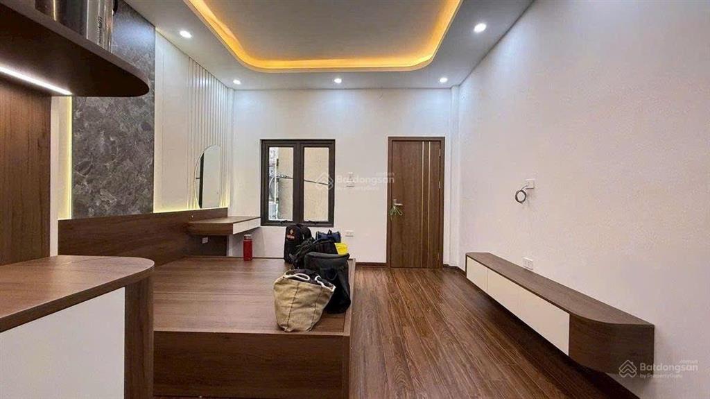 Nhà mới lạc long quân, ngõ thông , oto cách nhà 100m , full nội thất 30mx5t , xách vali về ở ngay
