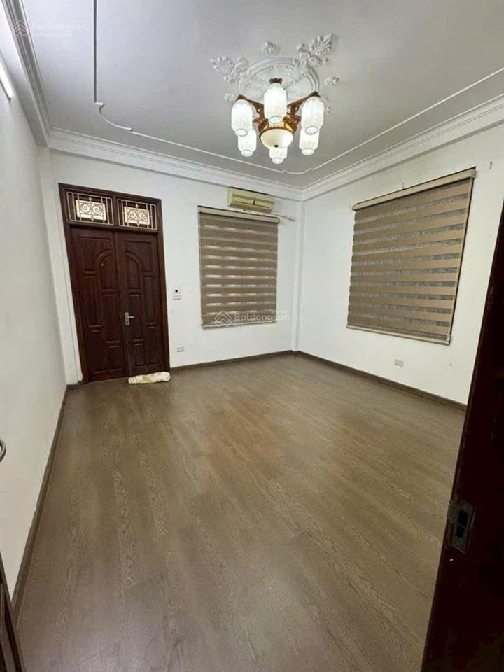Nhà mới lạc long quân, ngõ thông , oto cách nhà 100m , full nội thất 30mx5t , xách vali về ở ngay