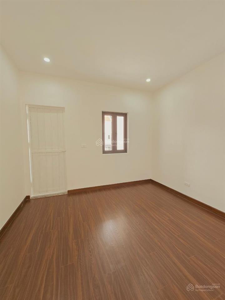 Nhà đẹp lạc long quân, ngõ thông, ô tô con đỗ cửa, nhà mới, full nội thất, nhà xây 4t x 30m2