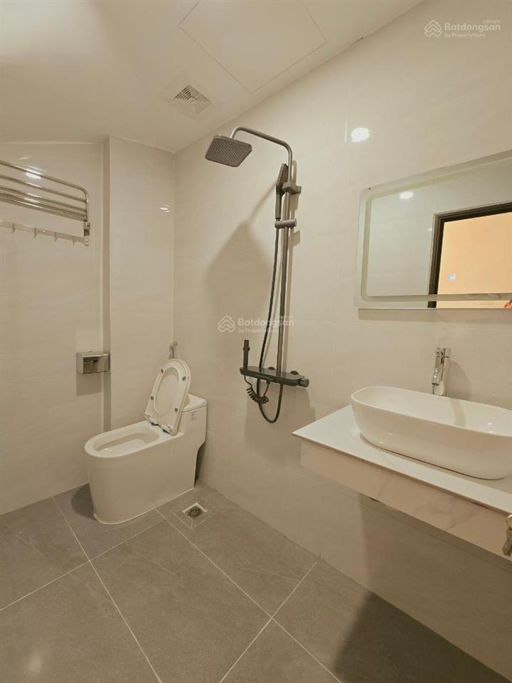 Nhà đẹp lạc long quân, ngõ thông, ô tô con đỗ cửa, nhà mới, full nội thất, nhà xây 4t x 30m2