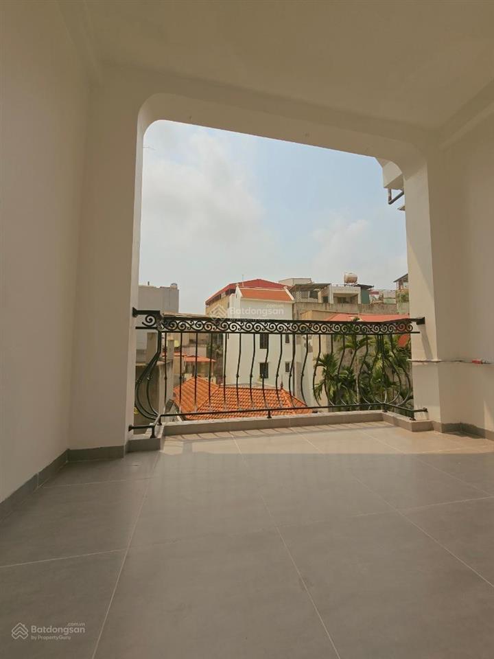 Nhà đẹp lạc long quân, ngõ thông, ô tô con đỗ cửa, nhà mới, full nội thất, nhà xây 4t x 30m2