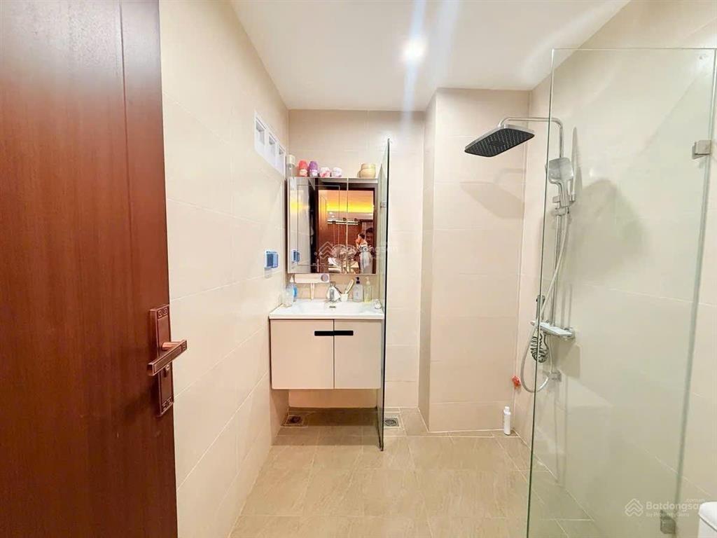 Nhà đẹp lạc long quân, ô tô đỗ cachd 30m , trước nhà thoáng, full nội thất , nhà dân xây 45mx5t