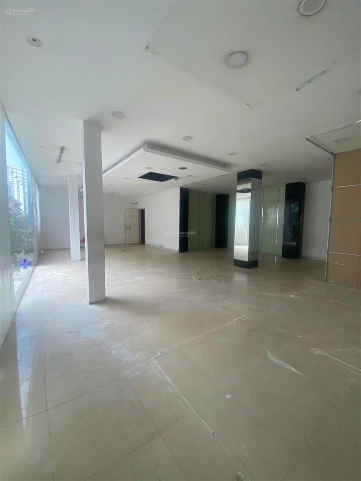 Cần cho thuê nhà mặt phố trần thái tông 100m x3 tầng mt 12m