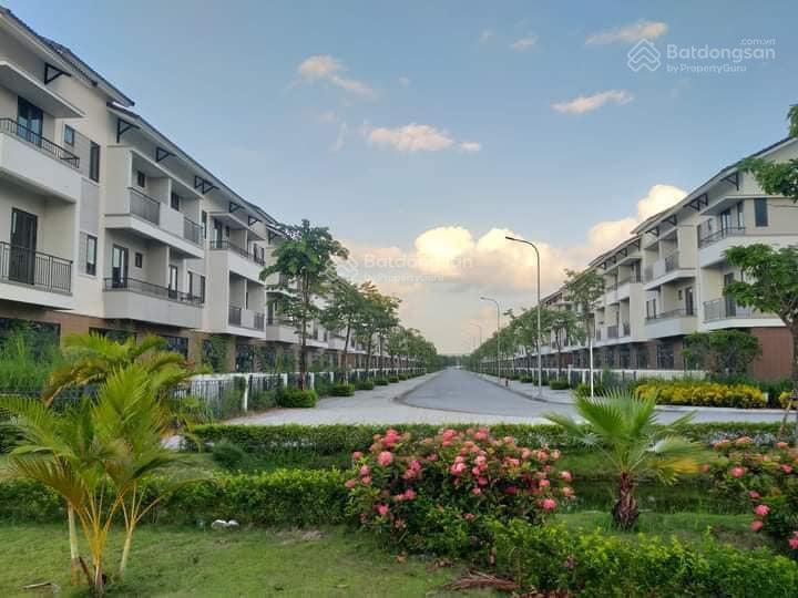 Cần tiền bán gấp căn nhà phố ngay trung tâm khu công nghệ cao phù đổng, rẻ hơn thị trường 2 tỷ