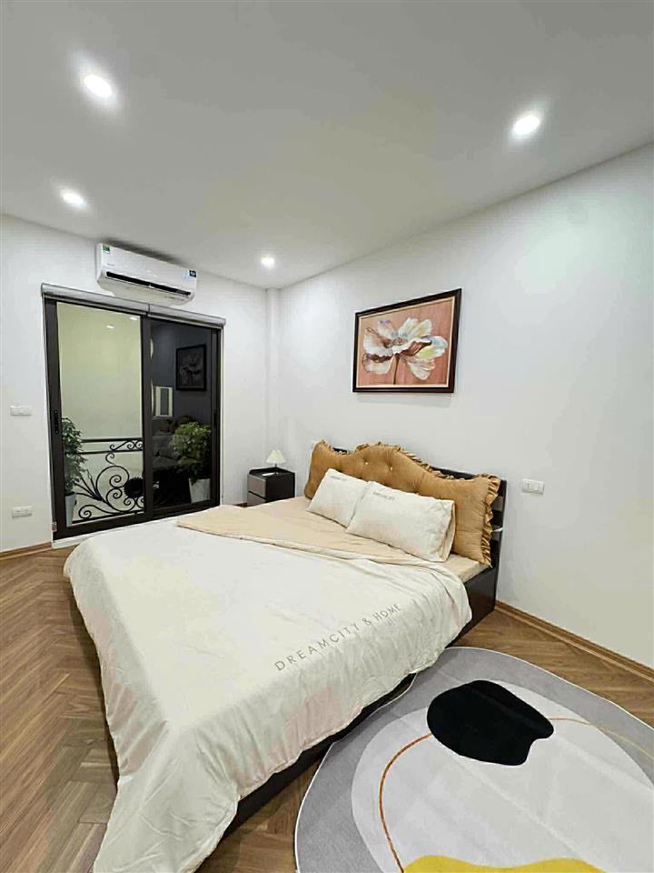 🔥 CỰC HIẾM THẠCH BÀN – CỔ LINH 🔥
🏡 Nhà đẹp 50m²  🚗 Gara ô tô  🌿 Gần hồ điều hoà  💰