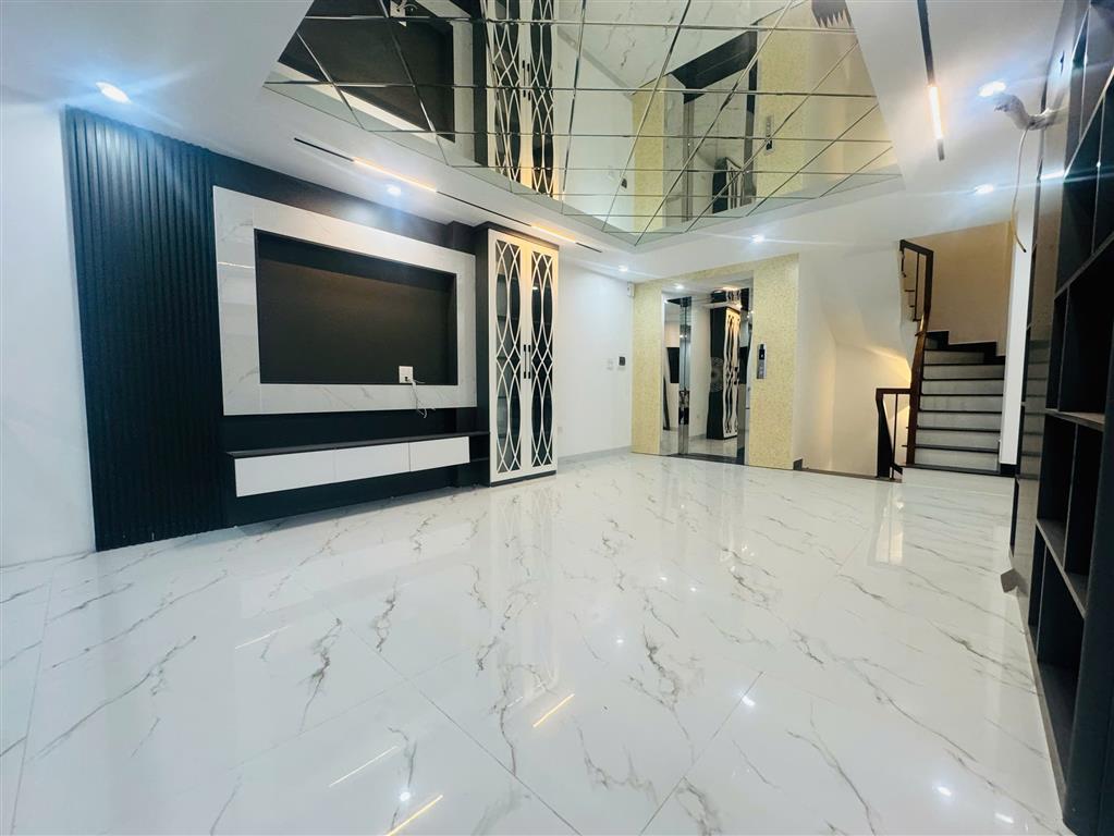 🔥 CỰC HIẾM THẠCH BÀN – CỔ LINH 🔥
🏡 Nhà đẹp 50m²  🚗 Gara ô tô  🌿 Gần hồ điều hoà  💰