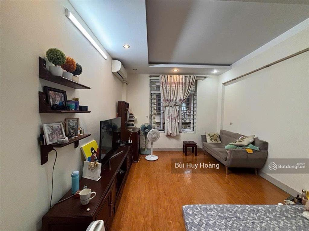 Hộ khẩu đống đa  34m2 chỉ 9,x tỷ  thoáng trước sau  dân xây 5 tầng x 3 ngủ  ngõ ba gác