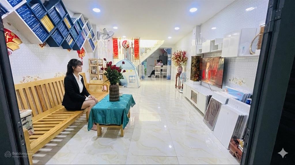 Bán nhà ngay chợ hiệp bình, 2 tầng, 3 phòng ngủ, wc, giá 5 tỷ 2