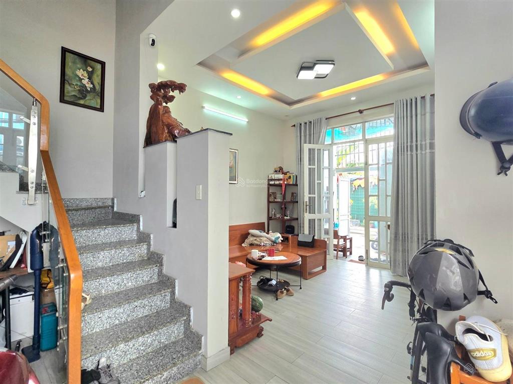 Nhà lô góc mặt tiền  đường rộng 6m  64m2 7ty6