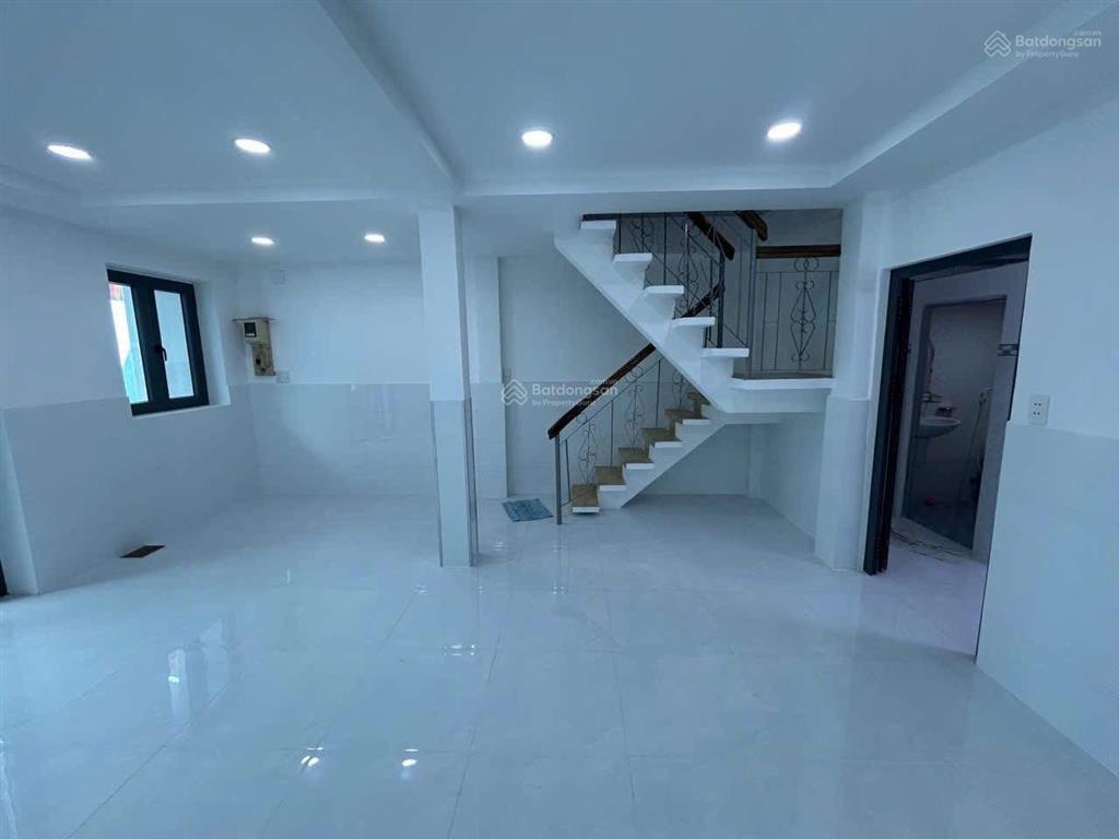 Chỉ 4 tỷ hơn mua được nhà cạnh chợ thủ đức