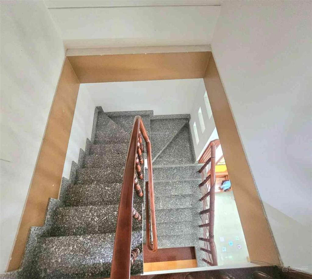 Chính chủ cần bán nhà 3 tầng 3pn rộng rãi  khu phân lô dân trí cao  xe hơi đỗ cửa  trung
