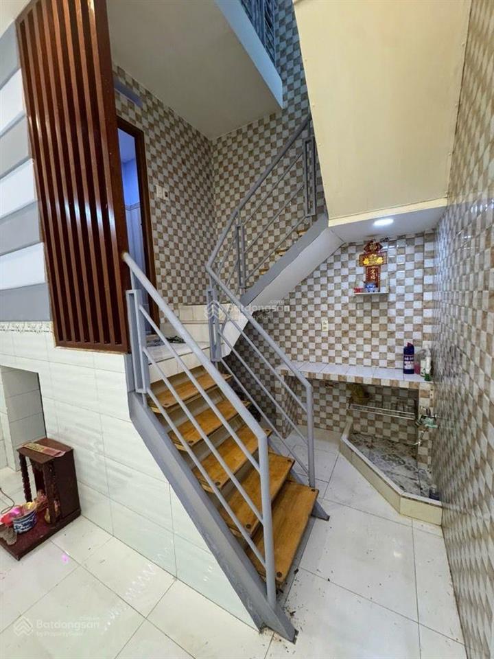 Khu phân lô bình trị đông  đường thông 5m  nhà mới đẹp 2 tầng ở ngay.