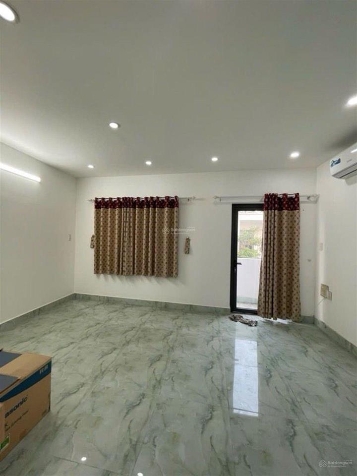 Nhà ngang lớn 5m  ngang qua muốn vào xem  xem rùi lại thích  thích là mua vào ở ngay.