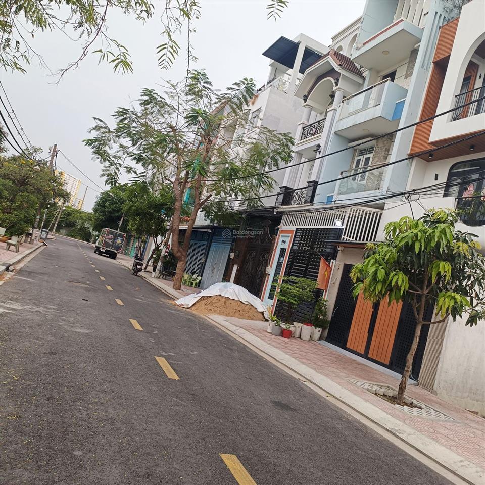 Nhà ngang lớn 5m  ngang qua muốn vào xem  xem rùi lại thích  thích là mua vào ở ngay.