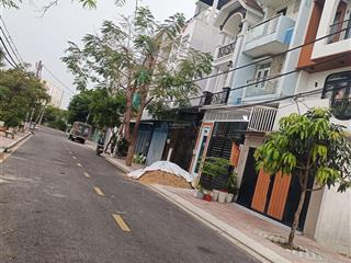 Nhà ngang lớn 5m  ngang qua muốn vào xem  xem rùi lại thích  thích là mua vào ở ngay.