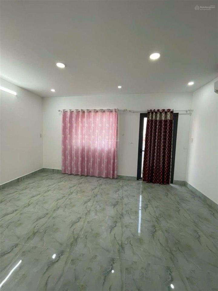 Nhà ngang lớn 5m  ngang qua muốn vào xem  xem rùi lại thích  thích là mua vào ở ngay.