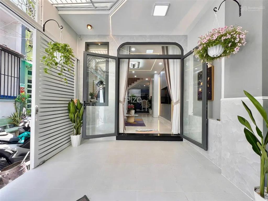 Nhà mới đẹp ở khu vực trung tâm huỳnh văn bánh, p17, phú nhuận. kết cấu 3 tầng st. chỉ 7.8 tỷ tl