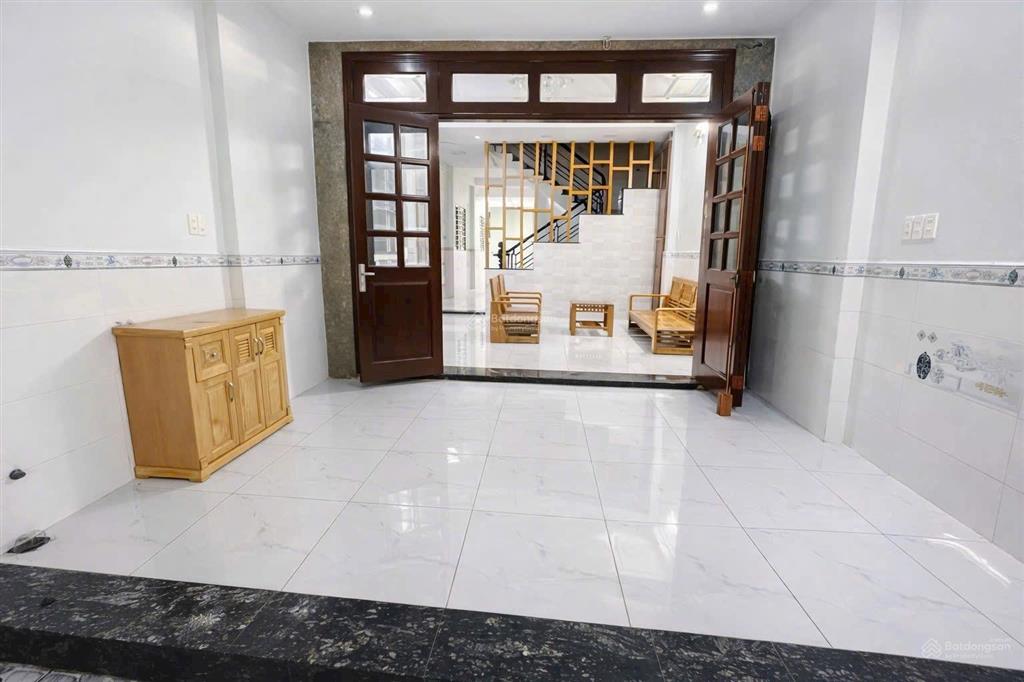 Nhà căn góc 2 mặt tiền hẻm xe hơi  dt 4,3m x 20m (86,8m2)  3 tầng  5 phòng ngủ  chỉ 7ty một chú