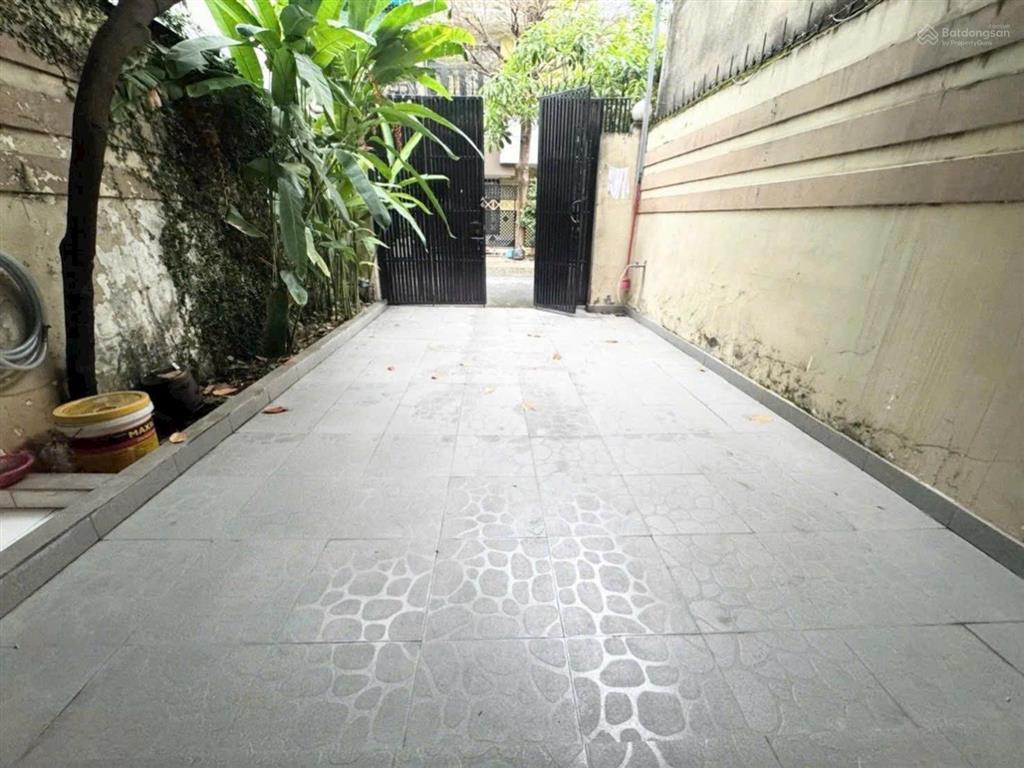 Dương quảng hàm  hẻm 8m thông xe tải  dt 4m x 19m vuông vức  nhà trệt lửng  chỉ hơn 9ty