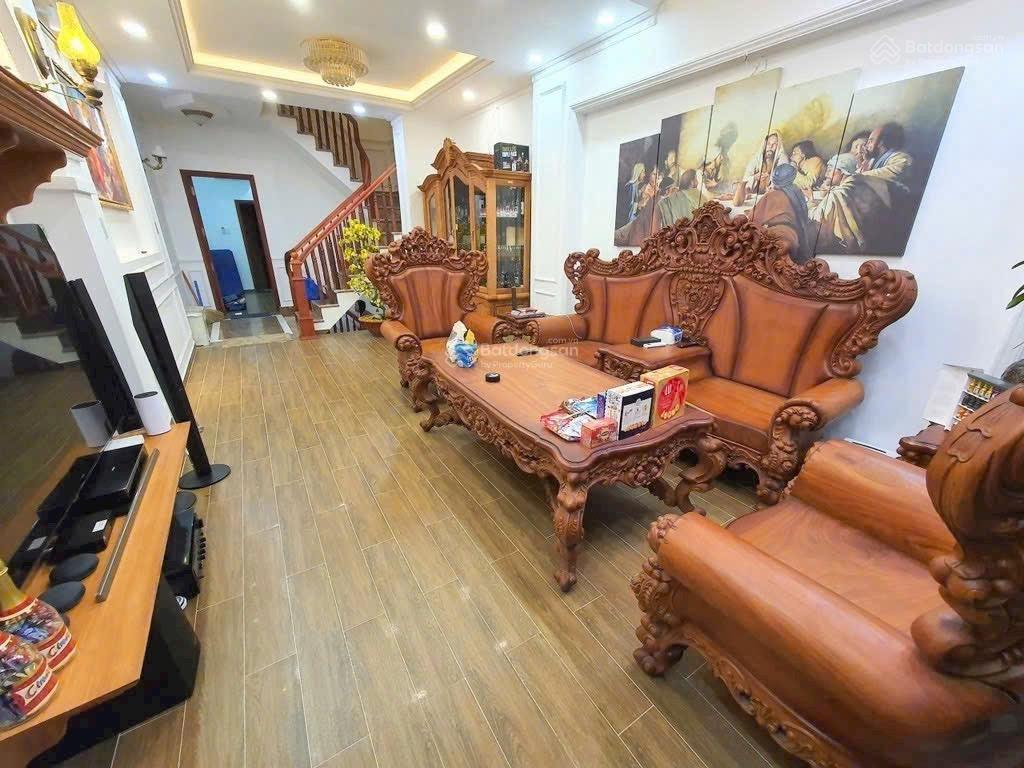 Nhà đẹp 4 tầng  hẻm xe hơi thông 1 trục  gần mặt tiền  dt 4m x 15m  chỉ hơn 7 tỷ.