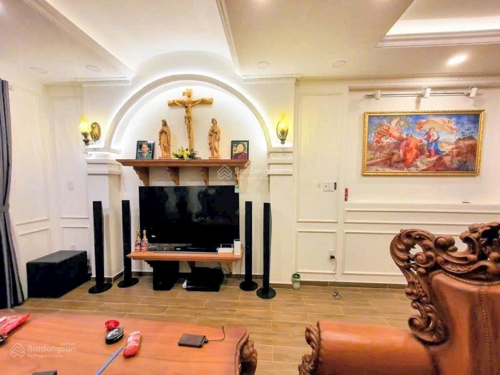 Nhà đẹp 4 tầng  hẻm xe hơi thông 1 trục  gần mặt tiền  dt 4m x 15m  chỉ hơn 7 tỷ.