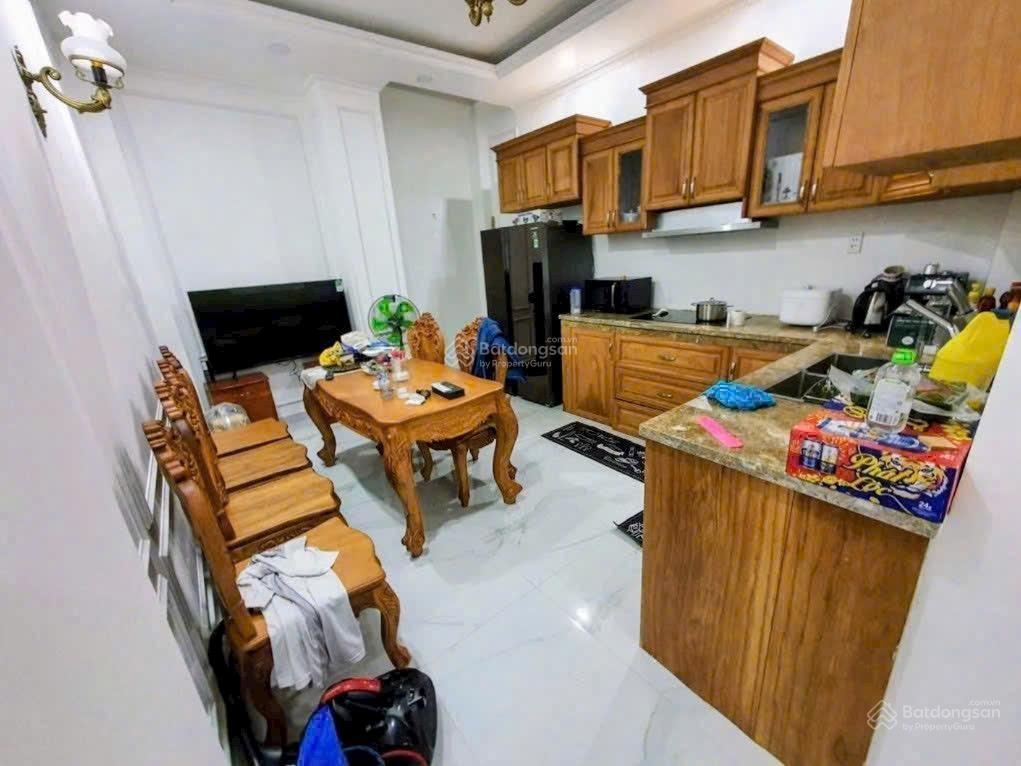 Nhà đẹp 4 tầng  hẻm xe hơi thông 1 trục  gần mặt tiền  dt 4m x 15m  chỉ hơn 7 tỷ.