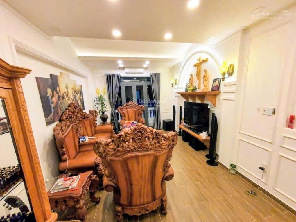 Nhà đẹp 4 tầng  hẻm xe hơi thông 1 trục  gần mặt tiền  dt 4m x 15m  chỉ hơn 7 tỷ.