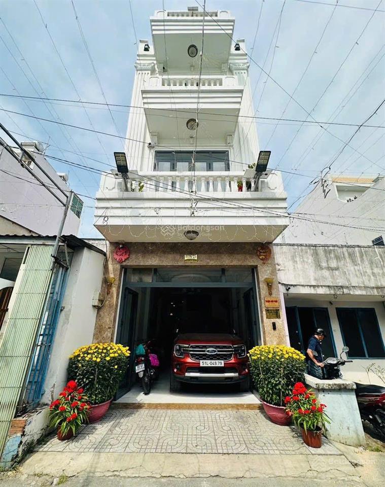 Nhà đẹp 4 tầng  hẻm xe hơi thông 1 trục  gần mặt tiền  dt 4m x 15m  chỉ hơn 7 tỷ.