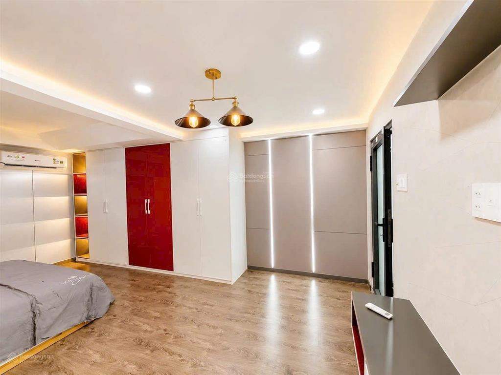 Vị trí hiếm  ngã 5 chuồng chó  nhà 3 tầng  full nội thất  dt 4,3m x 13m (52,5m2)  chỉ hơn 6 tỷ