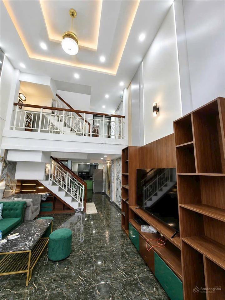 Vị trí hiếm  ngã 5 chuồng chó  nhà 3 tầng  full nội thất  dt 4,3m x 13m (52,5m2)  chỉ hơn 6 tỷ