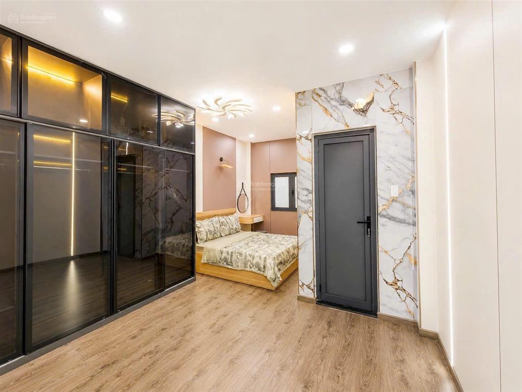 Vị trí hiếm  ngã 5 chuồng chó  nhà 3 tầng  full nội thất  dt 4,3m x 13m (52,5m2)  chỉ hơn 6 tỷ